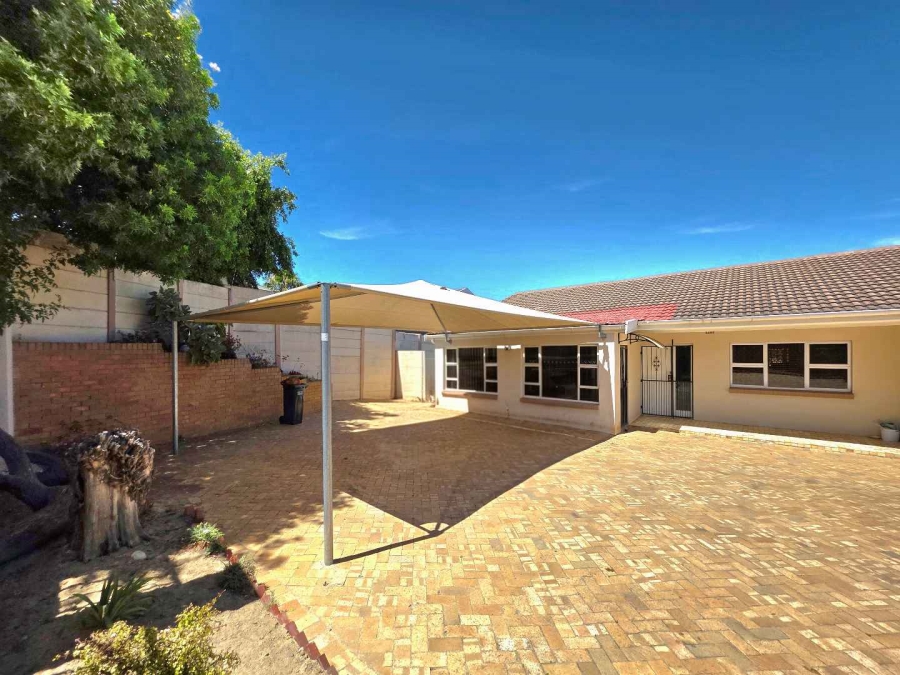 5 Bedroom Property for Sale in Plattekloof Western Cape